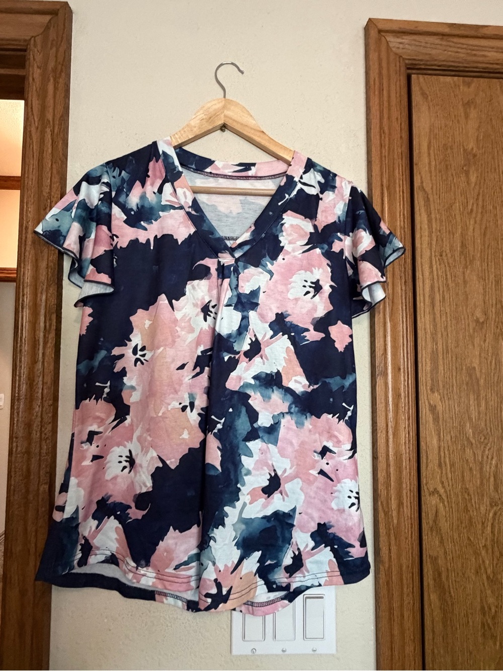 V-Neck Floral Flutter Sleeve Tee - Pink & Navy